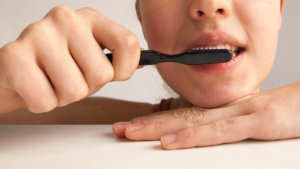¿Por qué se producen las arcadas al lavarse los dientes?