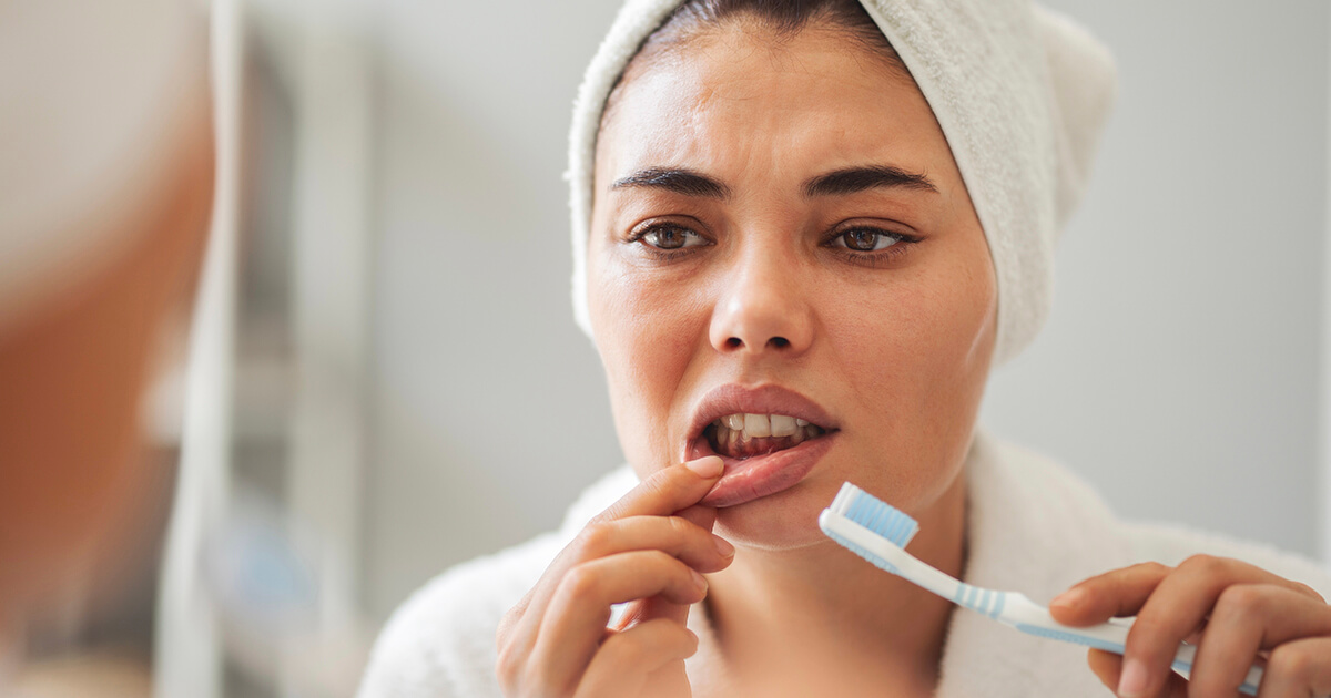 ¿Por qué sangran las encías? Causas, tratamientos y cuándo acudir al dentista